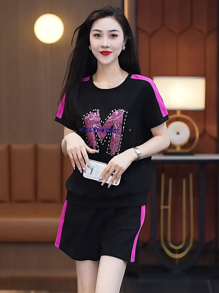 Women Fashion Over The Years - 세련된 스타일의 여성용 스포츠웨어 세트: 둥근
