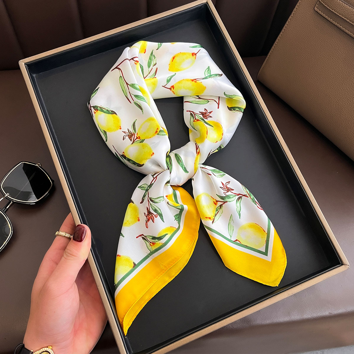 2025 여성을위한 새로운 노란색 레몬 인쇄 스퀘어 실 - Women Fashion Necktie 리뷰 및 가격